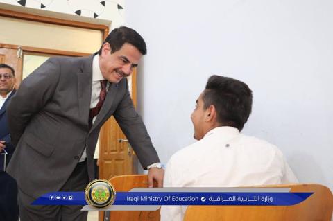 قد تكون صورة ‏‏‏شخصين‏، و‏غرفة أخبار‏‏ و‏تحتوي على النص ‏Iraqi Ministry Of Education 1 العراقية التربية وزارة‏ ‏‏