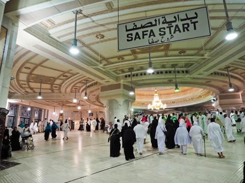 pilgrims-at-safa ثالثاً: السعي بين الصفا والمروة