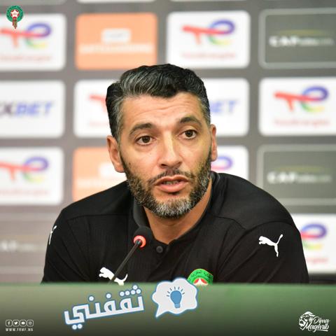 عصام الشرعي مدرب المنتخب المغربي الأولمبي خلال المؤتمر الصحفي قبل مباراة غانا في أمم أفريقيا